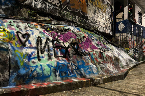 Medellín : visite nocturne de la Comuna 13, mur peint, collation localeMedellín : visite nocturne de la Comuna 13, mur peint, dégustation de snacks locaux