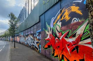 Tour im Black Taxi: Wandmalereien, Friedensmauern und Highlights der Stadt