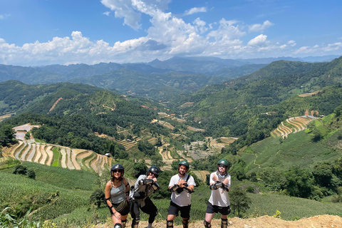 Tour di 4 giorni dell&#039;anello di Ha Giang con notte extra e pick-upTour in CABINA INDIVIDUALE DORME