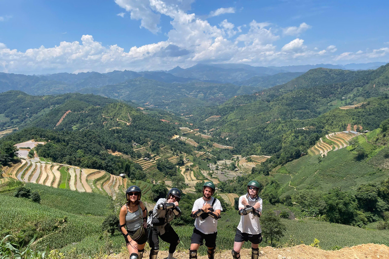 Tour di 4 giorni dell&#039;anello di Ha Giang con notte extra e pick-upTour in CABINA INDIVIDUALE DORME