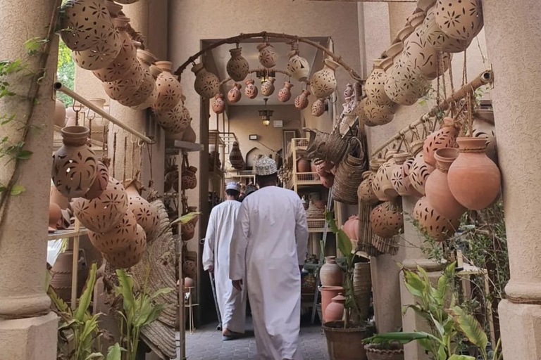 Desde Mascate: Excursión de un día completo al Fuerte, Zoco, Falaj y Museo de Nizwa