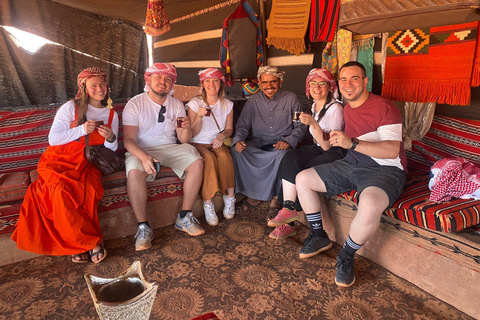 Deserto del Wadi Rum: Tour di un giorno in Jeep e pranzo tradizionale