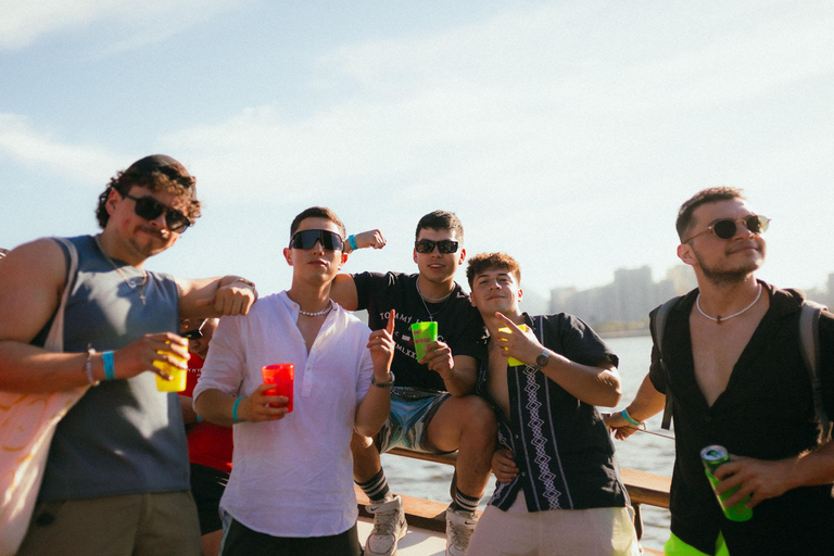 Rio de Janeiro: Sunset Boat Party with DJ and Drinks