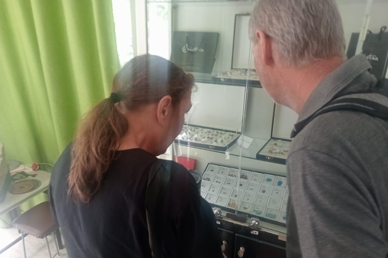 Colombo: Rathnapura Gem Mining Tour with Lunch