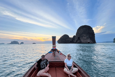 Resaltar el plancton brillante y la puesta de solPlancton brillante de Koh Daeng y lancha rápida al atardecer