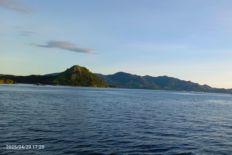 Labuan Bajo: Kalong Island Sunset Boat Tour with Snorkeling