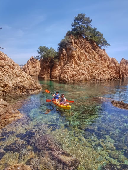 Barcelona: Senderismo en la Costa Brava, kayak de mar y baño en la laguna