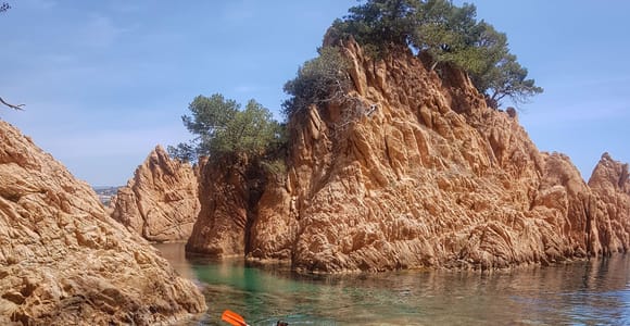 Ab Barcelona: Costa-Brava-Tour mit Kajak, Schnorcheln & Felsensprüngen