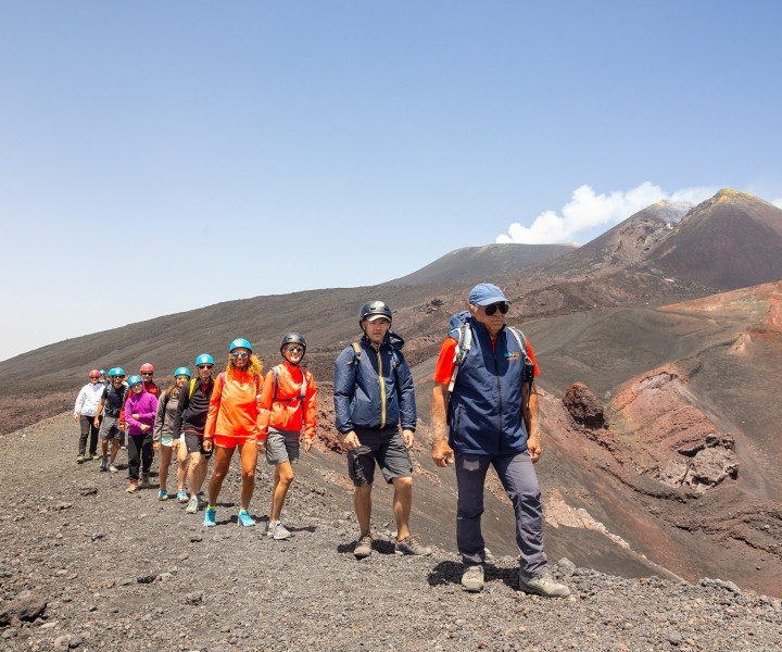 エトナ山：ガイド付き火山頂上ハイキング ツアー（ケーブルカー付き）