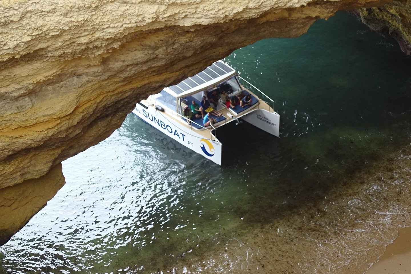 Portimão: Tour in Catamarano alle Grotte di Benagil