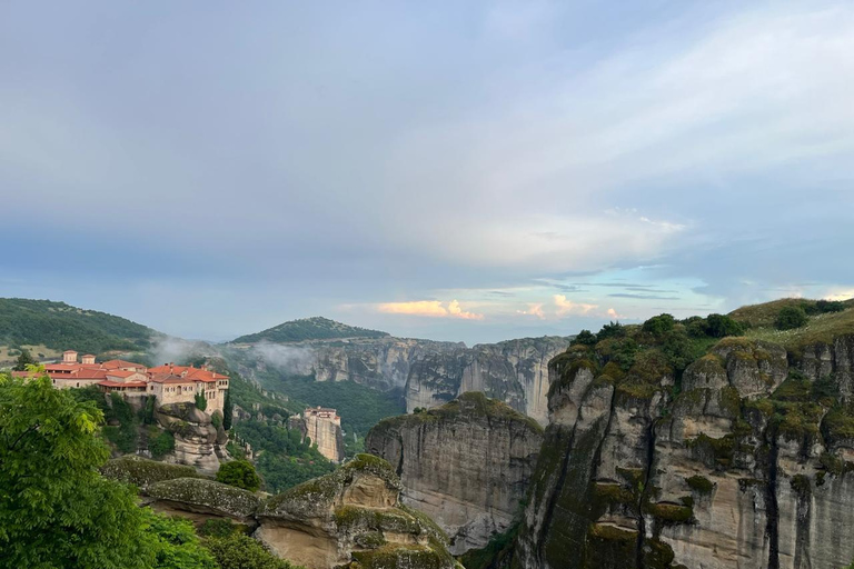 Da Atene: Escursione di un giorno alle grotte e ai monasteri di Meteora in treno