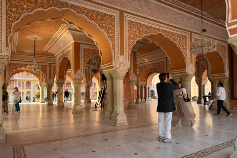 Jaipur : Visite d&#039;une journée complète des points forts de la ville avec un guide touristiqueVisite d&#039;une journée de Jaipur en voiture privée + guide + déjeuner + monuments