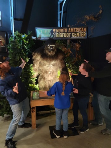 Oregon: The Bigfoot Tour with Museum, Hiking, and Casting