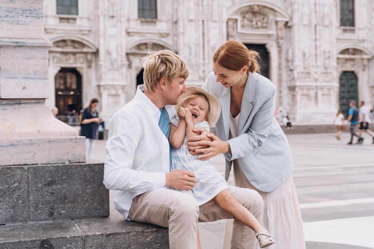 Milan: Photoshoot at the Cathedral Standard (20 photos)