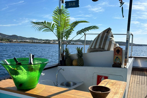 Ibiza: Privat båttur, tapas med öppen bar och gratis vattensporter