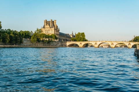 Paris: Dinner-Bootsfahrt auf der Seine mit 3 Gängen3-Gänge-Dinner-Kreuzfahrt mit Champagner-Blütenblättern
