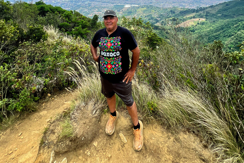 San José: Pico Blanco Sunrise Hike with Costa Rican Snacks