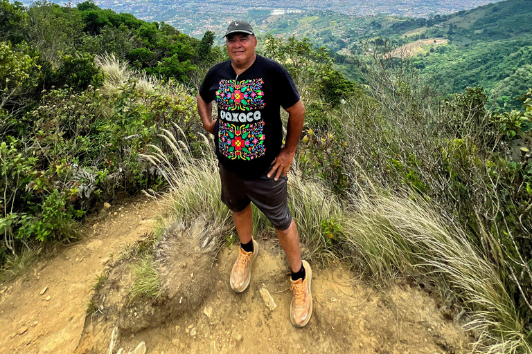 San José: Pico Blanco Sunrise Hike with Costa Rican Snacks