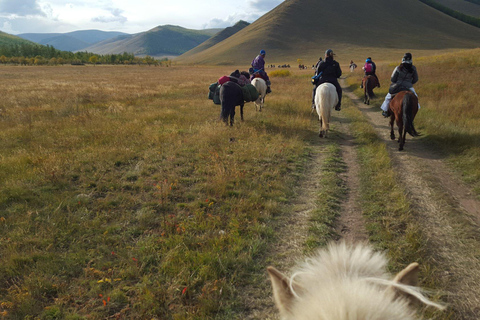 Trekking à cheval dans la vallée de l&#039;Orkhon, région des 8 lacs8 lacs de la vallée de l&#039;Orkhon, randonnée à cheval, région des chutes d&#039;eau