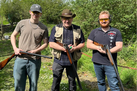 Manchester: Clay Pigeon Shooting Experience 100 Bird round with guide