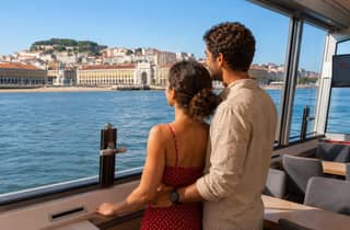 Lissabon: Bootsfahrt zu den Sehenswürdigkeiten auf dem Tejo mit Audioguide & Bar