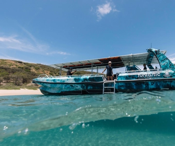 Rosslyn : Excursion en bateau sur les îles Keppel avec plongée en apnée et déjeuner
