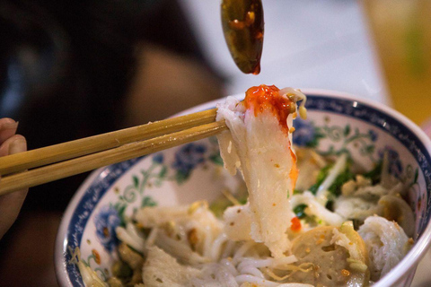 Phnom Penh: Street Art and Noodle Tour by Tuk Tuk