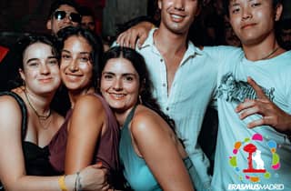 Kneipentour durch Madrid: Open Bar, Shots & VIP-Eintritt (Shoko & Fitz)