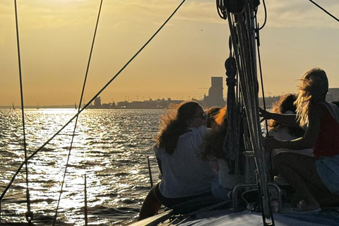 Lisboa: Passeio de Barco ao Pôr-do-Sol no Rio Tejo com Welcome DrinkLisboa: Passeio de barco ao pôr do sol no rio Tejo com Welcome Drink