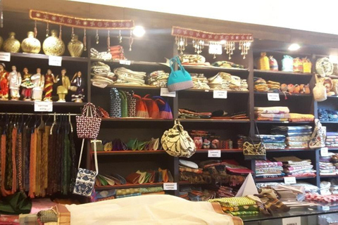 Exclusieve winkelrondleiding in Delhi met gids en transfersDelhi Cottage Emporium Shopping Tour