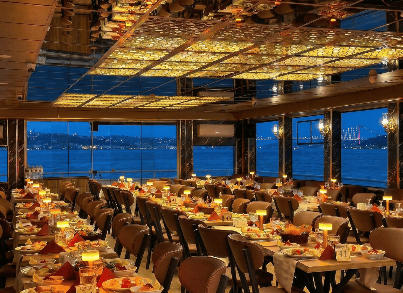 Istanbul: Bosporus-middagscruise og show med privat bord