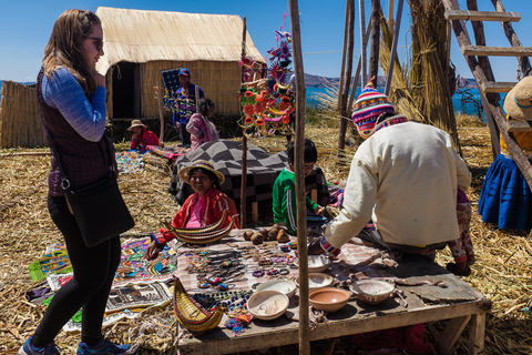 Visita los Tesoros del Titicaca: Explora las Islas Flotantes y Taquile