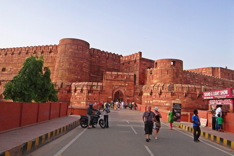 De Delhi : Tour du Taj Mahal au lever du soleil à AgraSeulement le guide (pas de voiture, de frais d&#039;entrée et de repas)