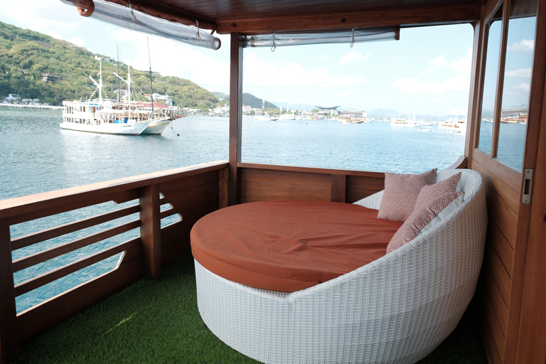 Labuan Bajo: 3-Day Komodo Sailing Luxury Boat with All Fees Deluxe Boat - Private Standar Room (2pax/room)