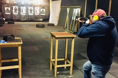 Schiet met echte wapens op de schietbaan in Riga, LetlandSchiet met 4 echte wapens op de schietbaan in Riga, Letland