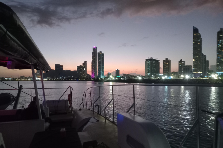 Panama City: Sunset Panama Bay Catamaran Tour with Open Bar