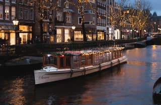 Amsterdam: Beheizte Grachtenfahrt mit unbegrenzten Getränken & Häppchen