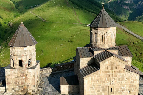 Stepantsminda: Gergeti Trinity Church 4x4 Jeep Tour