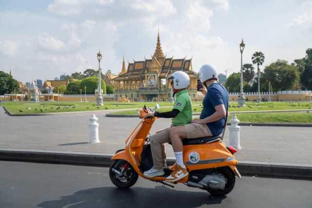 Visit Phnom Penh City Tour and River Cruise By Vespa with drinks in Phnom Penh, Cambogia