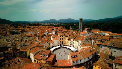 Kleine Gruppe: Sonnenaufgang in der Toskana, San Gimignano, Lucca und Pisa