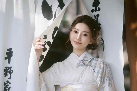 Kyoto: Kimono Makeover, Photoshoot, and Guided Tour Kyoto: Komon Kimono & 1-Hour Professional Photoshoot