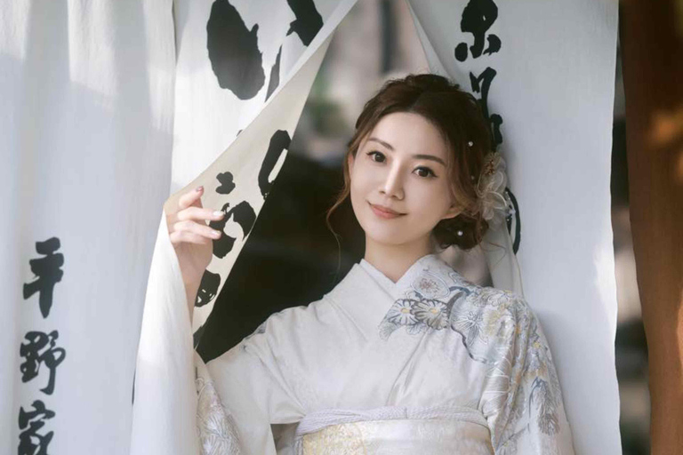Kyoto: Kimono Makeover, Photoshoot, and Guided Tour Kyoto: Komon Kimono & 1-Hour Professional Photoshoot