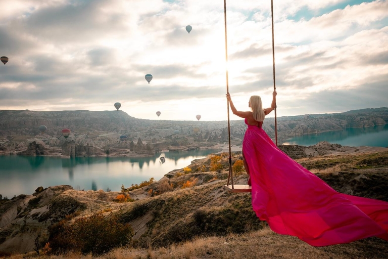 Cappadocia: Taking photo with Swing at hot air balloon view