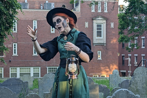 波士顿幽灵与墓碑夜行之旅