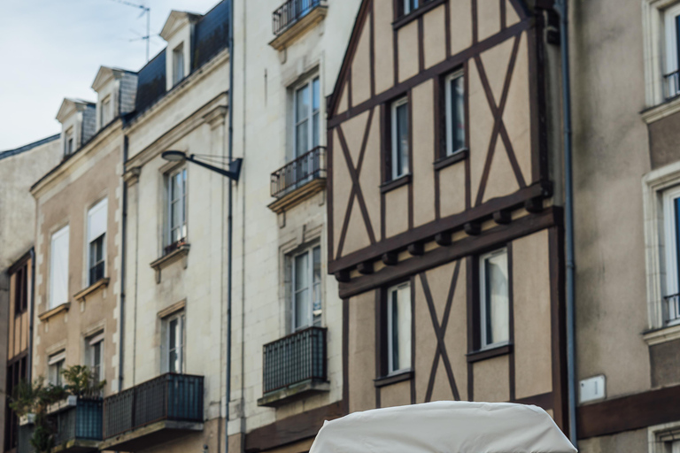 Angers: Fahrt in der Doutre mit einem elektrischen Tuk TukAngers: Fahrt mit einem elektrischen Tuk Tuk durch das Viertel Doutre