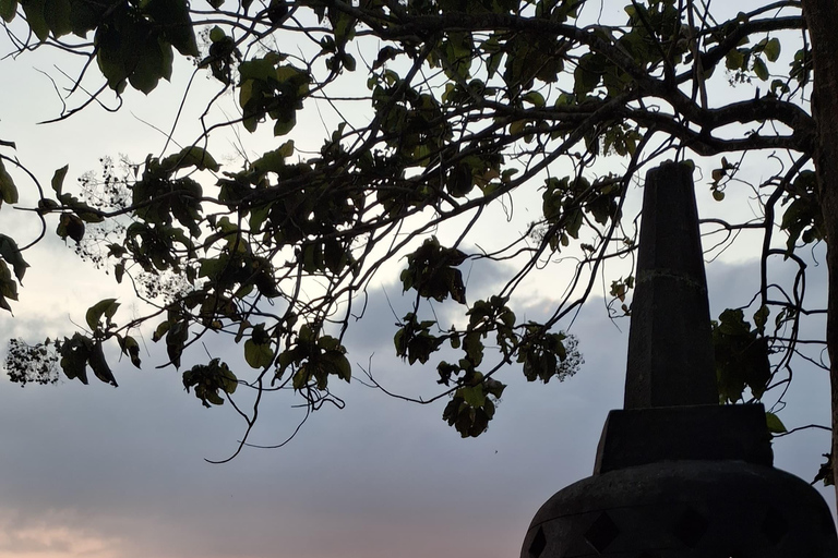Yogyakarta: Borobudur Temple & Setumbu Hill Sunrise Tour