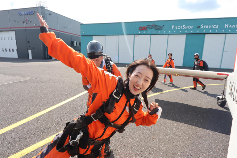 Prague: Tandem Skydiving 14,000 feet / free transfers