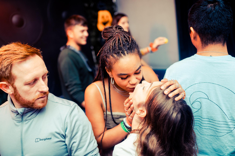 Cracovia: Giro dei pub con 1 ora di bevande alcoliche illimitate