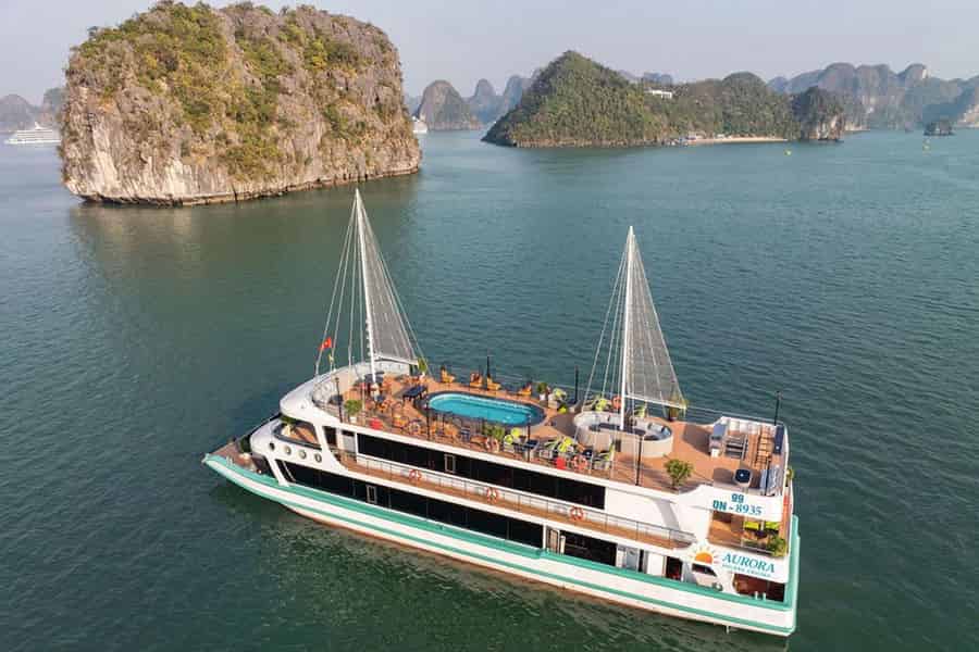 Hanoi: Aurora-Halong-Tageskreuzfahrt – Mittagessen, Kajak, Schwimmen, Höhle. Foto: GetYourGuide