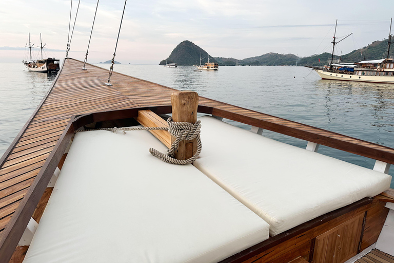 Labuan Bajo: 3-Day Komodo Sailing Tour Studio Cabin + Private Bathroom